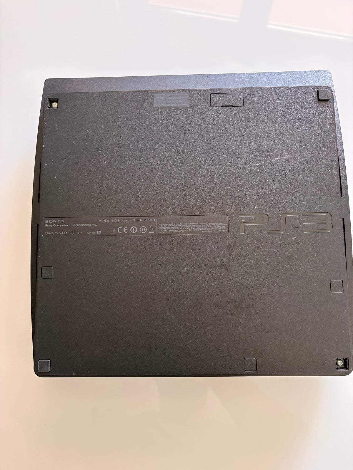 PlayStation 3 Slim (CECH-2004B) + 2 offizielle Sony-Controller + vollständige Verkabelung + Spiel LittleBigPlanet