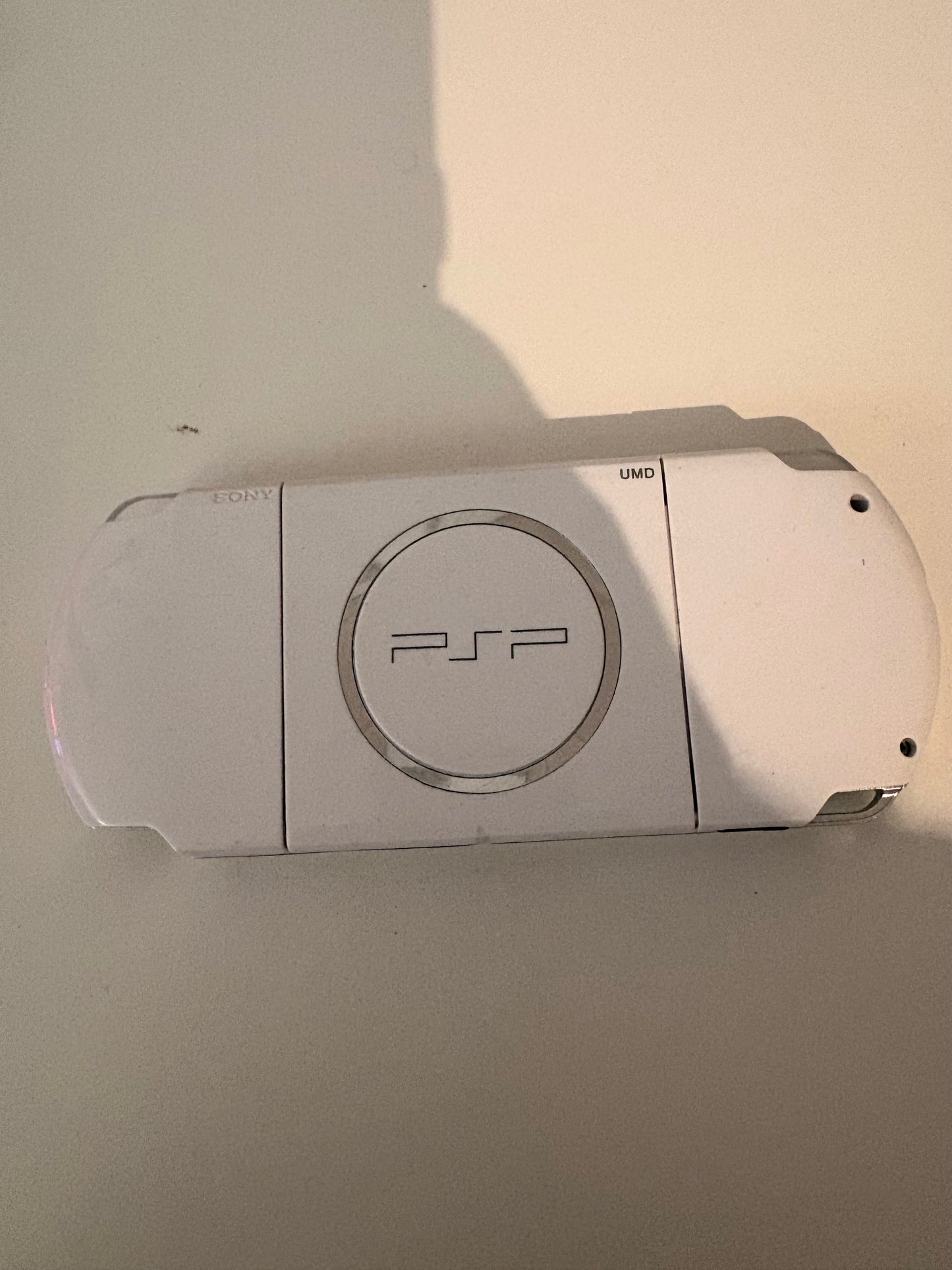 Console Sony PSP Blanche (Batterie Neuve) + Chargeur, Housse & 2 Jeux