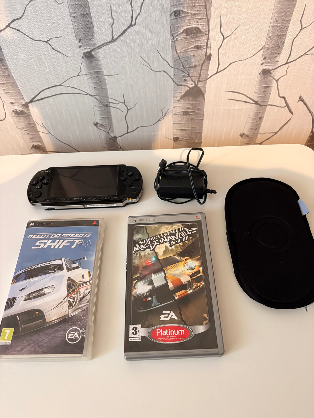 Console Sony PSP Noire (Batterie Neuve) + Chargeur, Housse & 2 Jeux Need for Speed