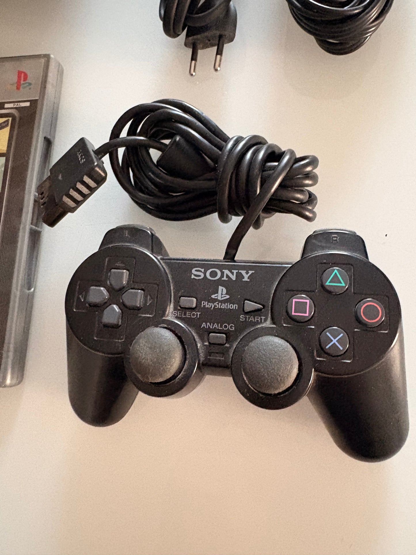 Pack Console PlayStation 2 (PS2 Fat) Noire + 1 Manette + Carte Mémoire + 2 Jeux + Câbles