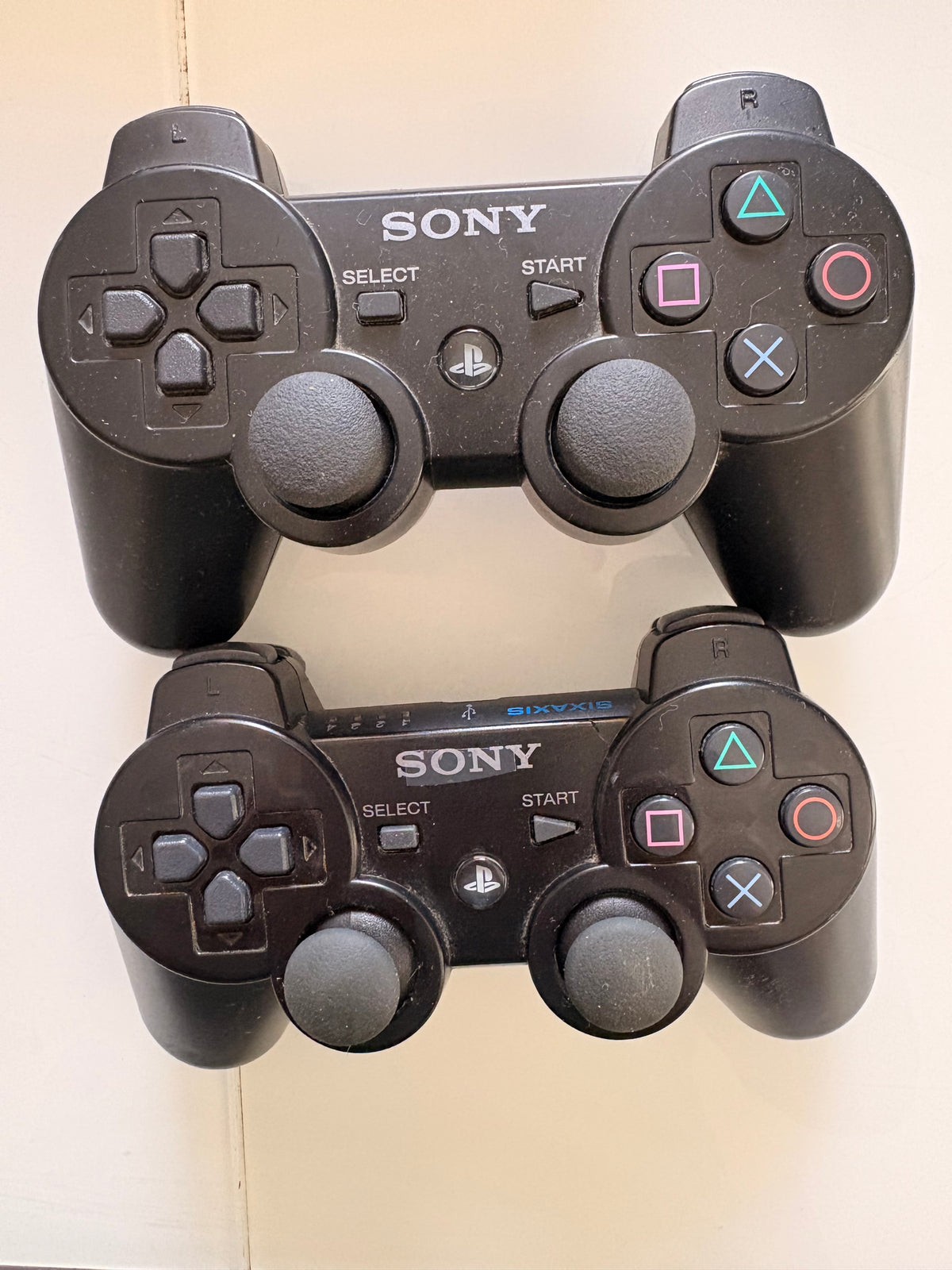 PlayStation 3 Slim (CECH-2004B) + 2 offizielle Sony-Controller + vollständige Verkabelung + Spiel LittleBigPlanet