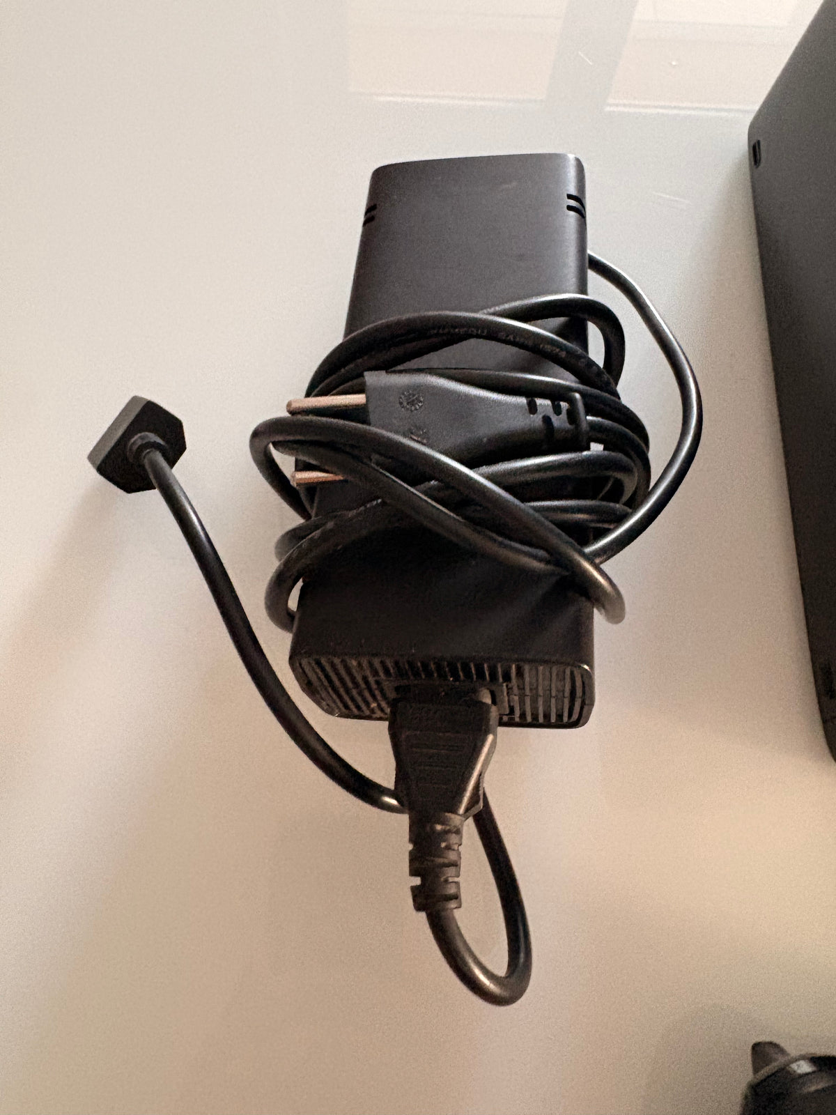 Pack Console Xbox 360 Slim Noire + 1 Manette sans fil + 5 Jeux + Câbles