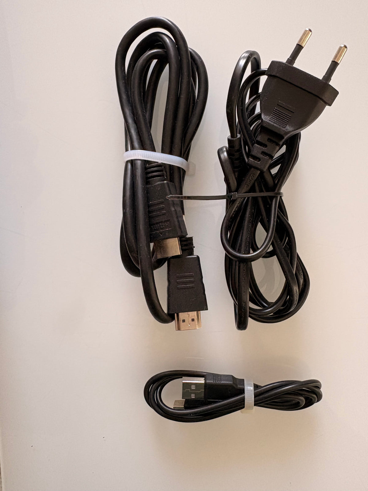 PlayStation 3 Slim (CECH-2004B) + 2 offizielle Sony-Controller + vollständige Verkabelung + Spiel LittleBigPlanet