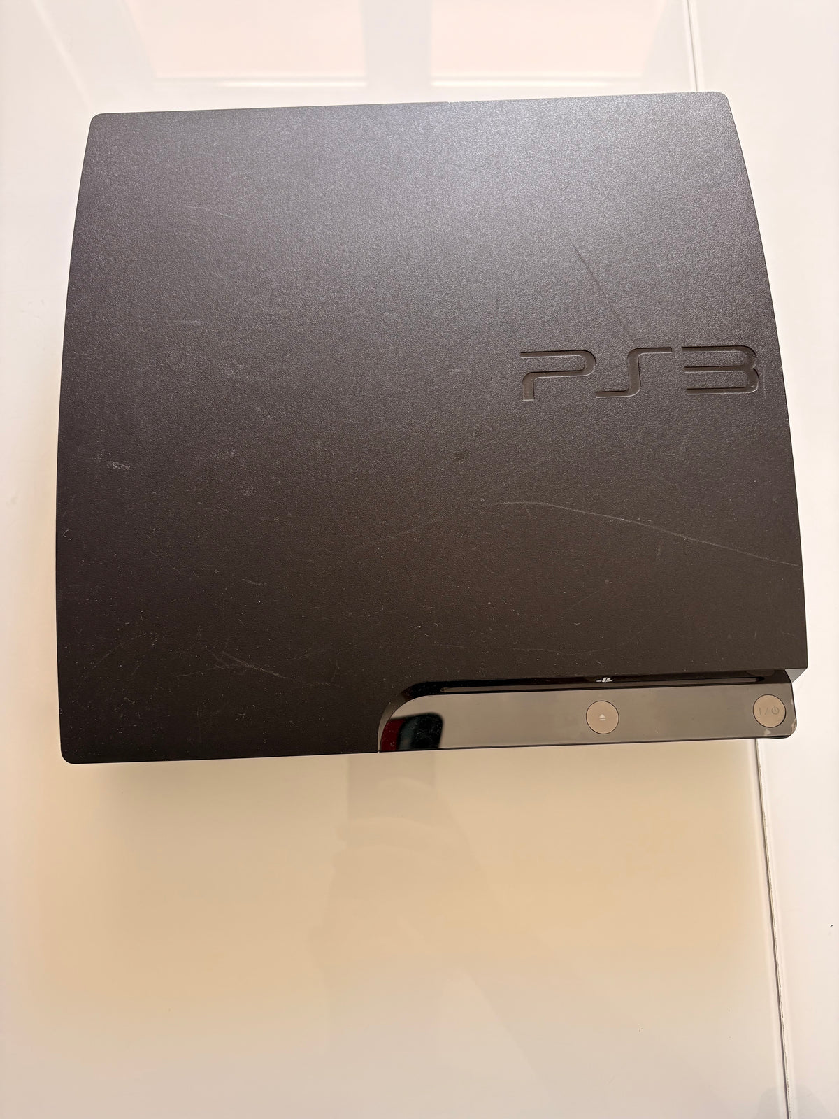 PlayStation 3 Slim (CECH-2004B) + 2 offizielle Sony-Controller + vollständige Verkabelung + Spiel LittleBigPlanet