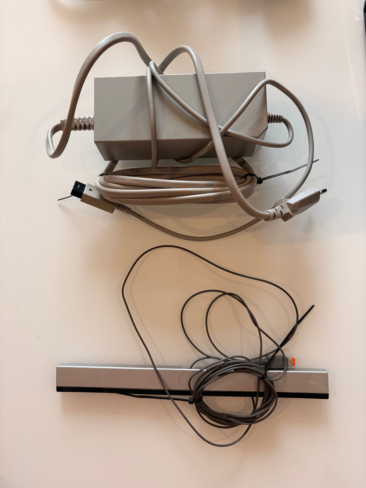 Console Nintendo Wii Noire (Modèle RVL-001) + Wii Remote Plus & Nunchuk + Jeu