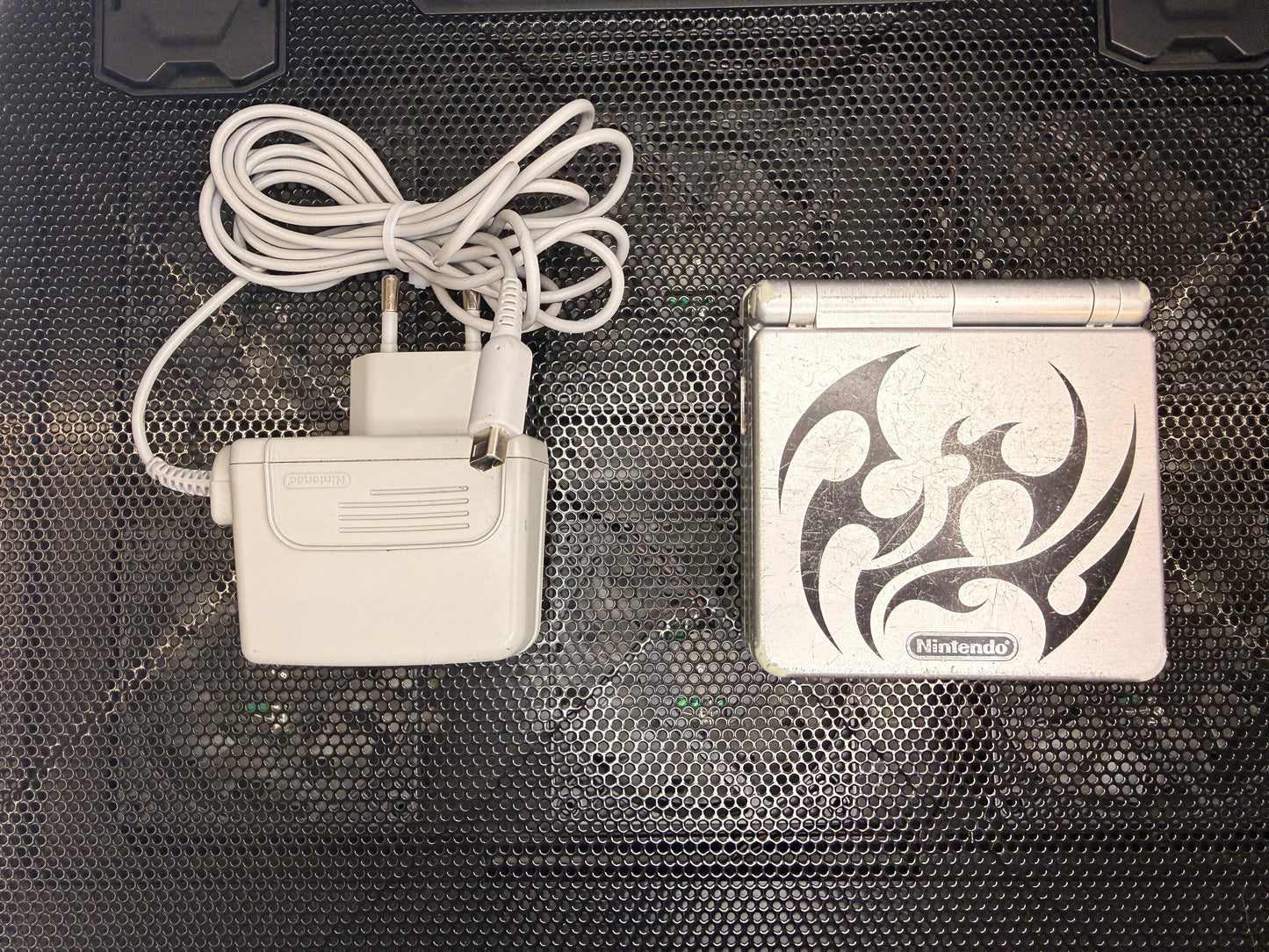 Pack Game Boy Advance SP Tribal Edition + 4 Jeux